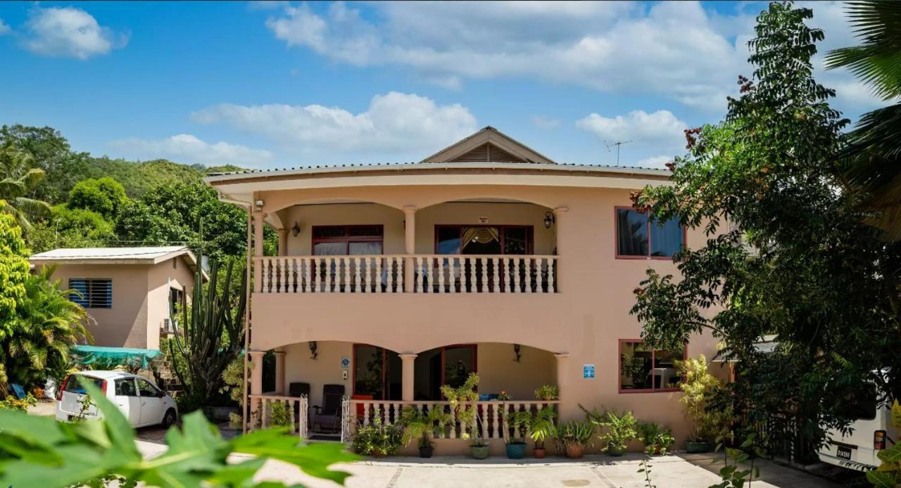 Апартаменти Chez Benoit Self Catering Вікторія Екстер'єр фото