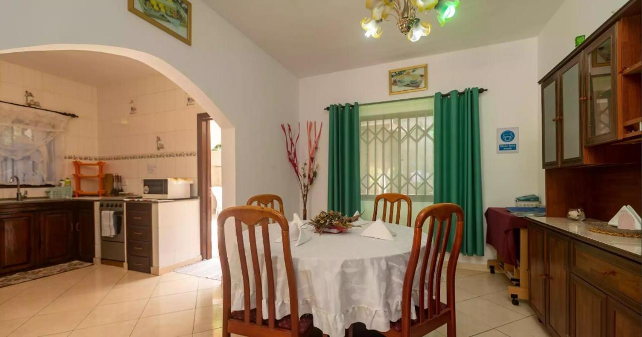 Апартаменти Chez Benoit Self Catering Вікторія Екстер'єр фото