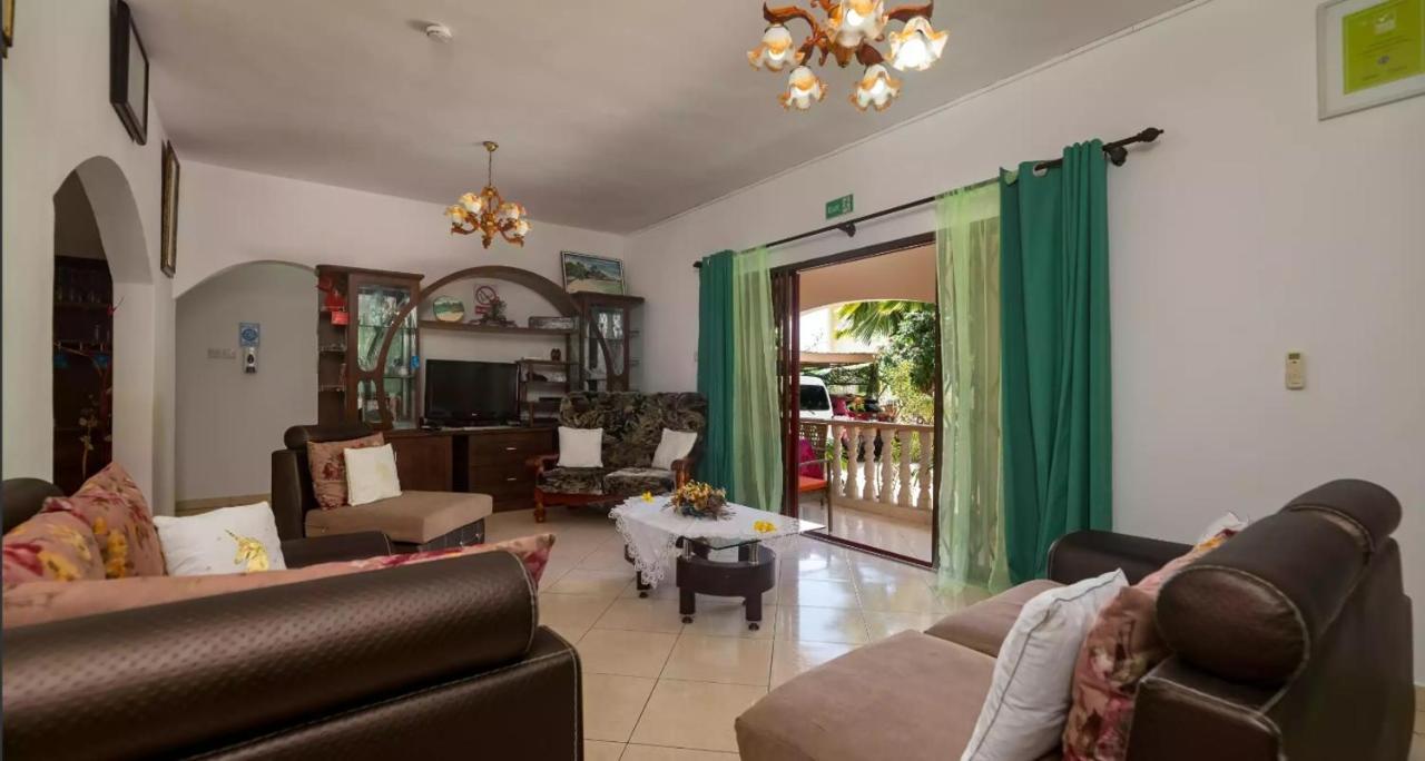 Апартаменти Chez Benoit Self Catering Вікторія Екстер'єр фото