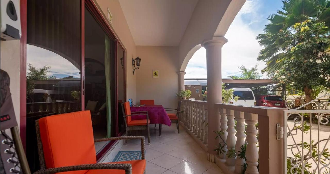 Апартаменти Chez Benoit Self Catering Вікторія Екстер'єр фото