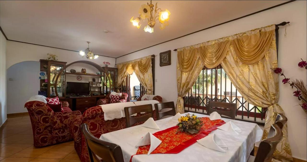 Апартаменти Chez Benoit Self Catering Вікторія Екстер'єр фото